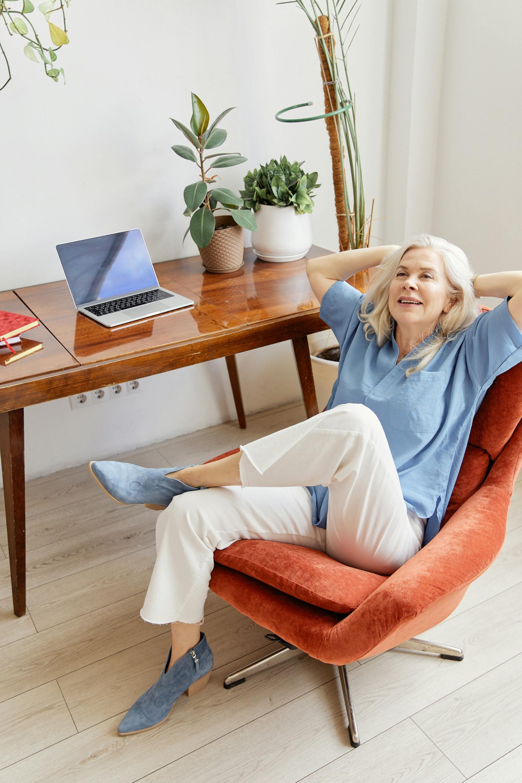 Old-woman-with-laptop Old-woman-with-laptop